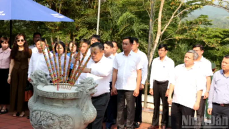 Ủy ban Kiểm tra Trung ương dâng hương tưởng niệm anh hùng liệt sĩ tại Đà Nẵng