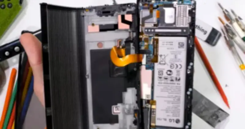 YouTuber 'mổ xẻ' LG Rollable: Lộ diện mê cung cơ khí đằng sau điện thoại cuộn hiếm hoi