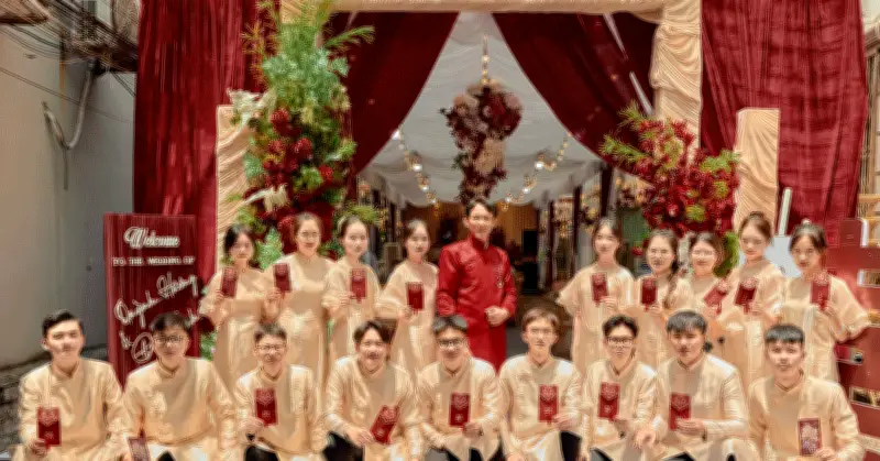 Yêu xa 1.600 km, lệch 25 tuổi: Chú rể một mình làm lễ cưới vì cô dâu nằm viện