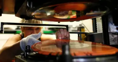 Đĩa Than Trở Lại: Âm Thanh Ấm Áp Hay Chỉ Là Hoài Niệm?