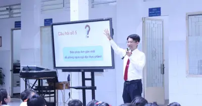 Bác sĩ chỉ dẫn học sinh tiểu học phòng ngừa ngộ độc thực phẩm tại TP.HCM