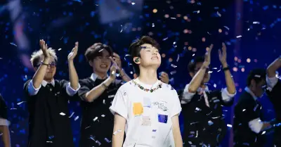 Bùi Trường Linh cúi lạy khóc lưu luyến chia tay 2.000 khán giả