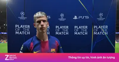 Biểu cảm thất thần của Dani Olmo khi nhận giải sau thất bại của Barcelona