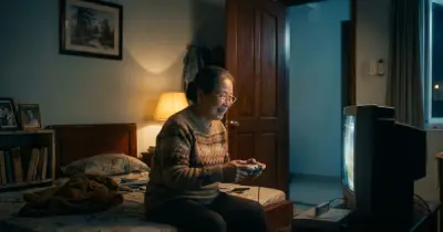 Cụ bà 91 tuổi mải chơi điện tử, cảnh sát Mỹ đến nhà kiểm tra phải bật cười