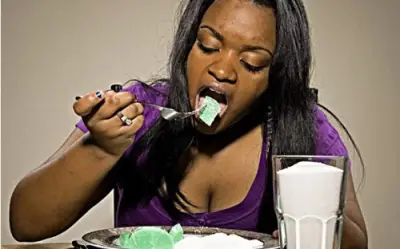 Cô gái Mỹ gây sốc vì nghiện ăn xà phòng, bột giặt mỗi ngày