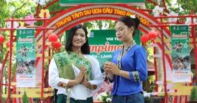 Cô gái Việt - Lào 20 tuổi khiến du khách say đắm tại Lễ hội Bunpimay