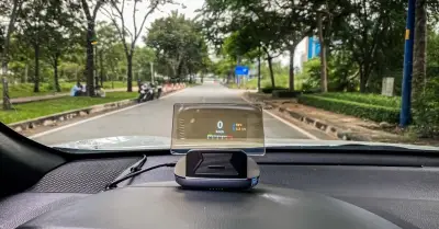 Có nên lắp màn hình HUD hiển thị tốc độ lên kính lái để nâng tầm xe cơ?