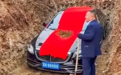 Chôn ô tô Mercedes làm đồ tùy táng: Bị buộc đào lên vì ô nhiễm