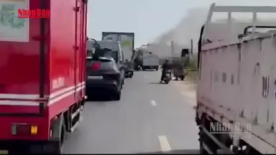 Cháy xe khách trên Quốc lộ 1 qua Khánh Hòa, giao thông ùn tắc kéo dài