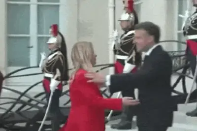 Cái ôm 'khó xử' giữa Tổng thống Pháp và Thủ tướng Italy gây xôn xao mạng xã hội