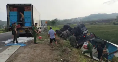 Công an Gia Lai giải cứu 3 tấn tôm đông lạnh sau vụ lật xe tải