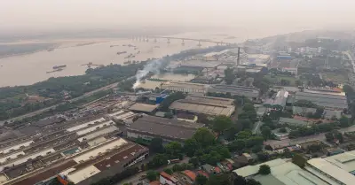 Cảnh xả khí thải trắng xóa ở cửa ngõ vào trung tâm tỉnh Phú Thọ