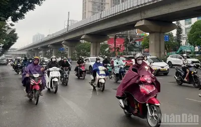 Dự báo thời tiết 18/4: Hà Nội mưa dông, TP.HCM nắng nóng cục bộ