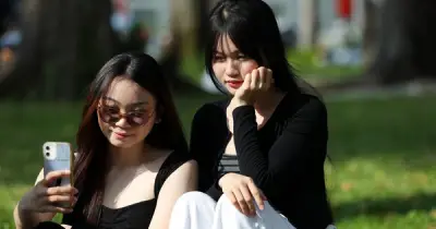 Giới trẻ TP.HCM đổ về công viên 30/4 tận hưởng kỳ nghỉ lễ