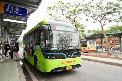 Hà Nội đưa 53 xe buýt điện mới vào khai thác trên 3 tuyến trọng điểm