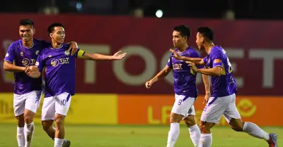 Hà Nội FC thắng kịch tính Ninh Bình 3-2, Văn Quyết khen ngợi cầu thủ trẻ