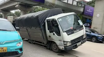 Hà Nội: Giao thông ổn định sau sự cố xe tải bị sụt bánh xuống hố