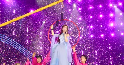 Hòa Minzy hát trên vòng bay trước 50.000 khán giả, tạo nên đêm nhạc đầy cảm xúc