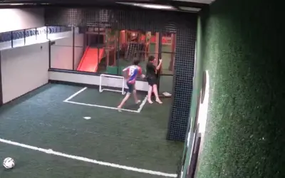 Hai thiếu niên Brazil may mắn thoát chết sau cú điện giật kinh hoàng tại sân bóng