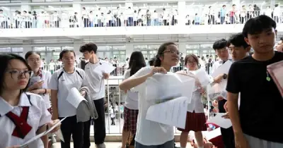 Học liệu ôn thi tràn ngập: Cơ hội hay 'ma trận' khiến học sinh lạc lối?