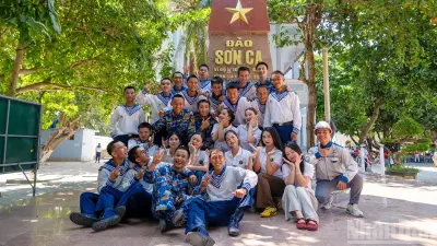 Học viện Múa Việt Nam giao lưu nghệ thuật đầy cảm xúc tại Trường Sa