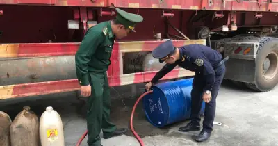 Hải quan Lao Bảo phát hiện xe đầu kéo Lào vận chuyển trái phép dầu diesel