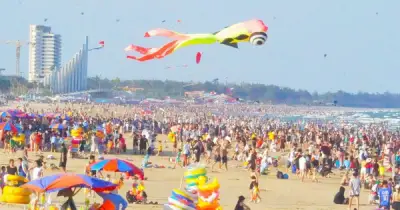 Hơn 70.000 du khách đổ về Vũng Tàu tắm biển ngày 30-4