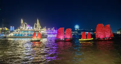 Hàng nghìn du khách nô nức xem tái hiện thuyền buồm trên vịnh Hạ Long dịp nghỉ lễ