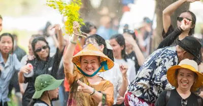 Hàng nghìn du khách đổ về Buôn Đôn đón Tết cổ truyền của người Lào ở Đắk Lắk