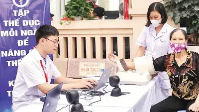Hàng nghìn người cao tuổi Hà Nội được khám sức khỏe miễn phí tại trạm y tế phường