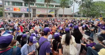 Hàng vạn khách đổ về thiên đường biển đảo miền Bắc, cửa khẩu Trung Quốc ùn tắc