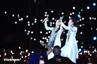 Hàng vạn khán giả hòa chung nhịp đập tự hào dân tộc tại đêm nhạc 'Âm vang Tổ quốc'