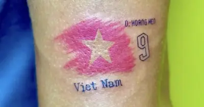 Hoàng Hên xăm Quốc kỳ Việt Nam: Lời khẳng định tình yêu với mảnh đất hình chữ S