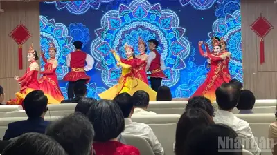 Hợp tác du lịch Việt-Trung: Quảng bá văn hóa Tân Cương tại Hà Nội