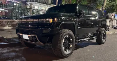 Đại gia Hà Nội chi 5 tỷ đồng nhập khẩu GMC Hummer EV từ Lào