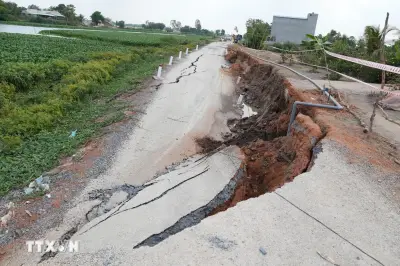 Khẩn trương thực hiện các giải pháp xử lý sạt lở đê sông Lô Gạch