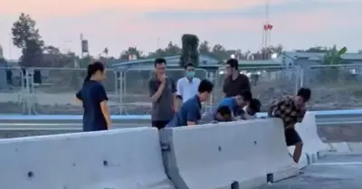 Không bung được rào chắn để ra khỏi cao tốc chưa khai thác, tài xế đánh quay xe