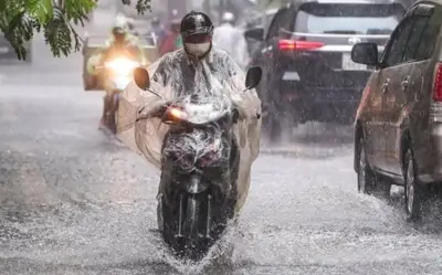 Không khí lạnh tràn về, Bắc Bộ và Trung Bộ đối mặt mưa lớn, dông lốc