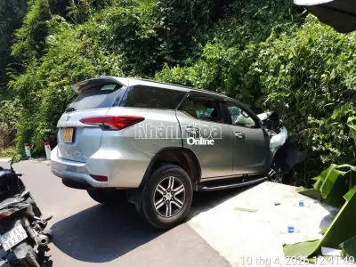 Khánh Hòa: Ô tô mất lái đâm vào sườn núi trên đèo Hòn Bà, 1 người tử vong