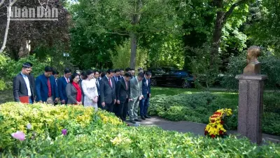 Lễ dâng hoa tưởng niệm Chủ tịch Hồ Chí Minh tại Pháp