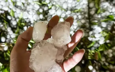 Mưa đá to như quả trứng ở Lào Cai, xuyên thủng mái nhà, vỡ kính ô tô