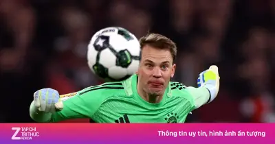 Neuer suýt mắc bẫy cậu bé nhặt bóng tại Parc des Princes