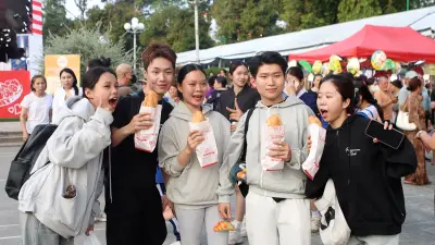 Đồng Nghiệp người dân xếp hàng mua bánh mì tại lễ hội ở TP.HCM