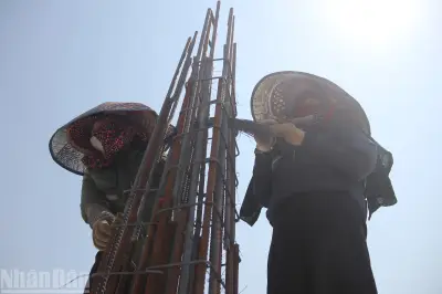 Người lao động Hà Tĩnh kiên cường vượt nắng nóng, duy trì sản xuất