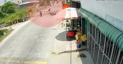 Người đàn ông lái xe máy tông gãy gác chắn đường sắt ở Quảng Ngãi