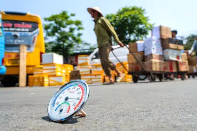 Nắng nóng gay gắt bao trùm Bắc Bộ, Trung Bộ chạm ngưỡng trên 40 độ C