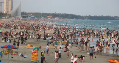 Nắng nóng oi bức, du khách đổ về biển Vũng Tàu chen chân giải nhiệt cuối tuần