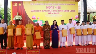 Phó Chủ tịch nước Võ Thị Ánh Xuân dự sự kiện tại Vĩnh Long, trao quà và nhà đại đoàn kết
