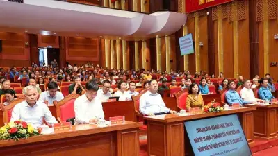 Phó Thủ tướng Phạm Gia Túc thăm, tặng quà Mẹ Việt Nam Anh hùng và người lao động Quảng Ninh