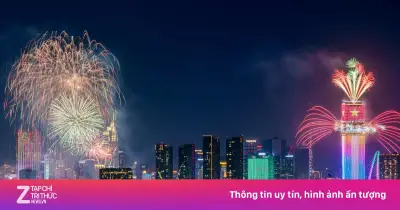 Pháo hoa rực rỡ 'ôm trọn' bầu trời TP.HCM tối 30/4, hàng nghìn người đổ về phố đi bộ